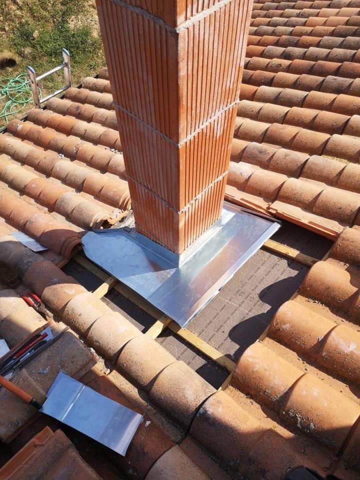 Des zingueurs qualifiés intervenant à Terres-de-Haute-Charente